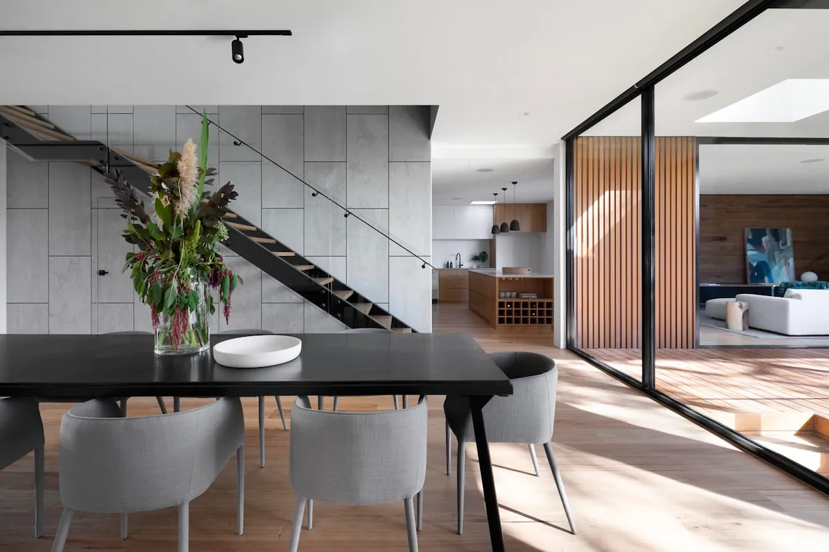 Interior con película instalada: luz controlada y sin deslumbramiento