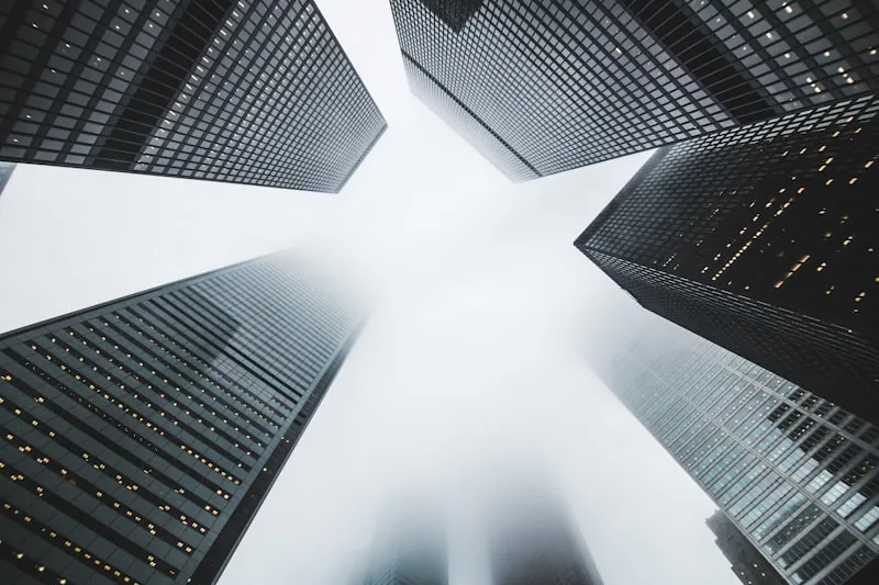 Edificios corporativos con película nanocarbon de tono oscuro