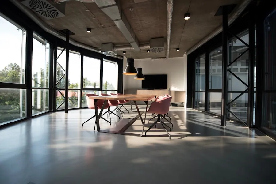 Oficinas corporativas con canceles de vidrio y control solar