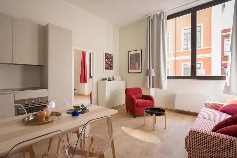 Sala de estar con grandes ventanas y película de control solar