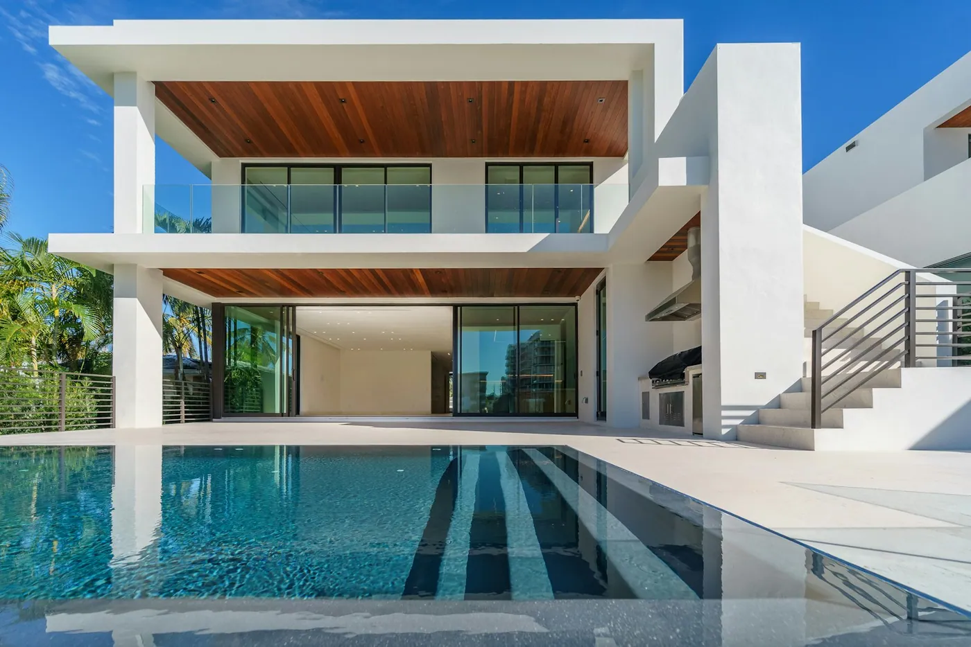 Residencia moderna con grandes superficies de vidrio protegidas con película ClearTech